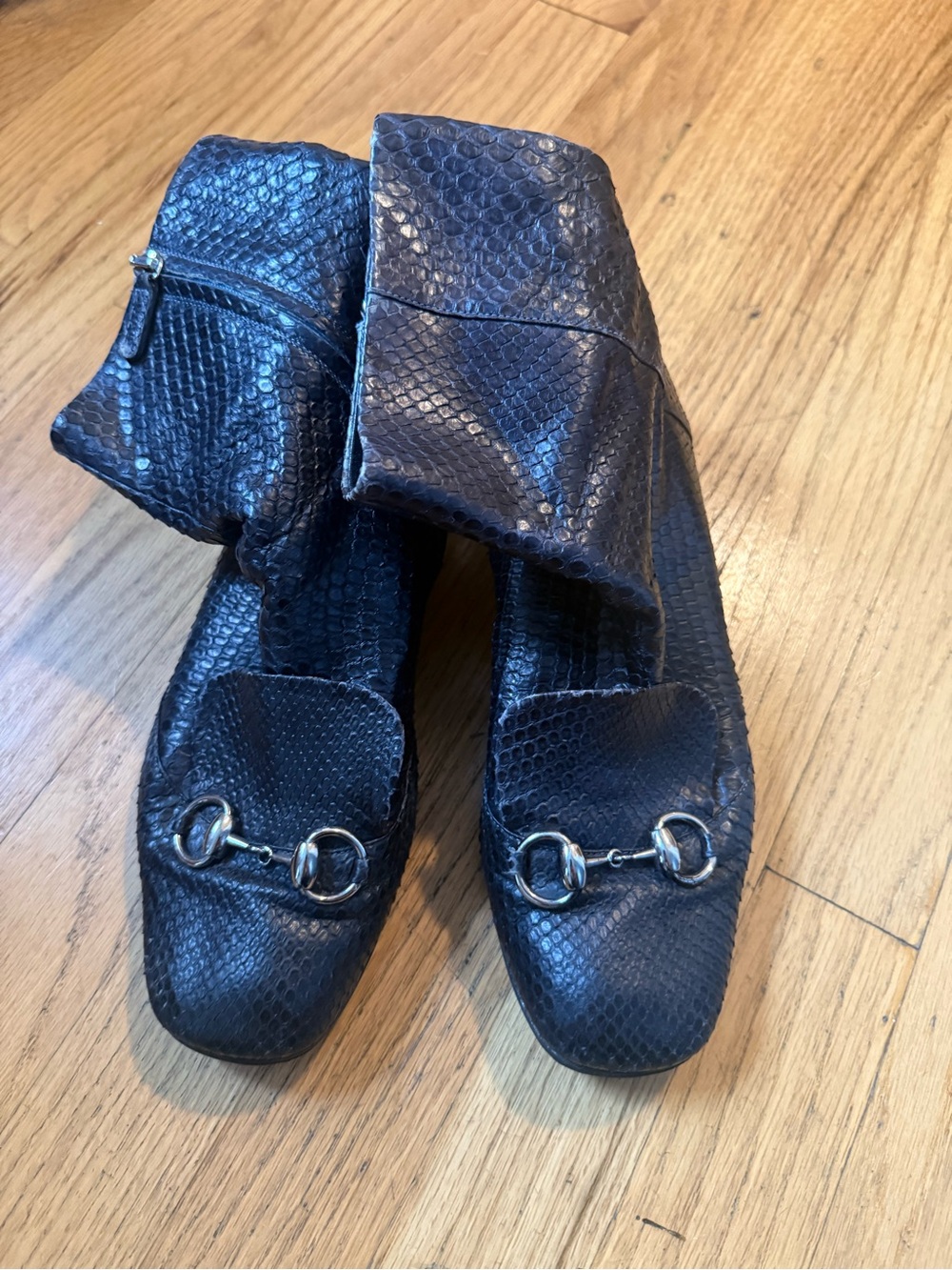 Gucci Black Textured Leather Horsebit Loafers